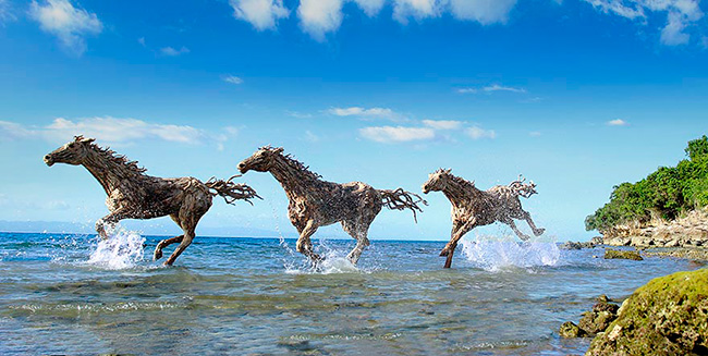 Динамичные скульптуры лошадей из коряг