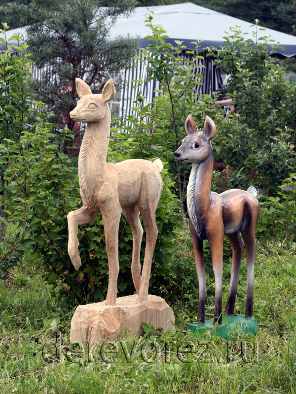 Скульптуры оленей из дерева