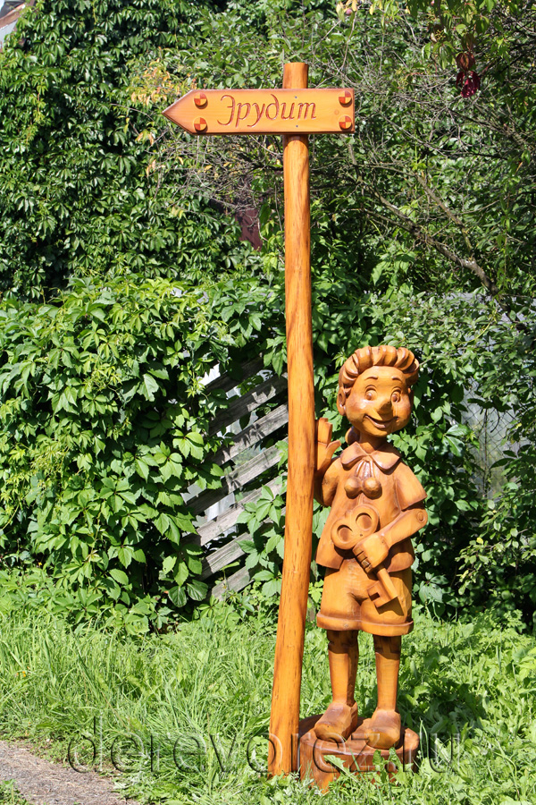 Скульптура Буратино с указателем