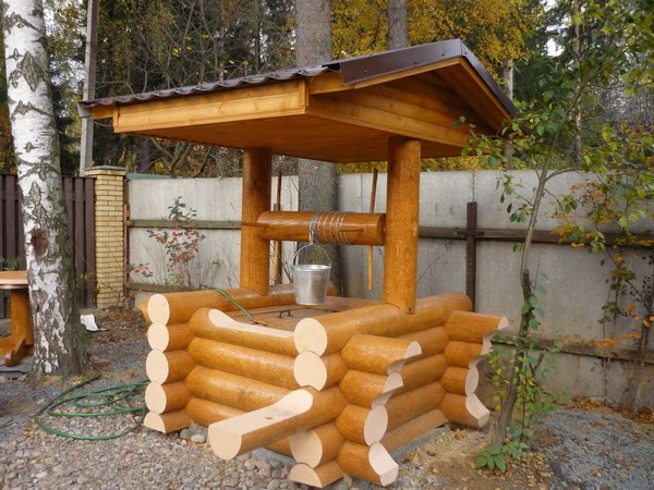 домик для колодца из оцилиндрованного бревна
