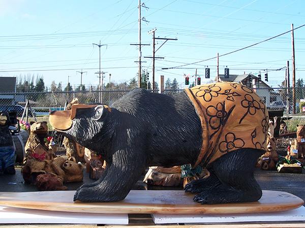 Прикольная скульптура медведя. Боб Кинг