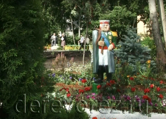 Скульптура Кутузова среди красивой живой зелени