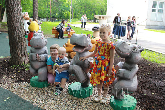 Деревянные скульптуры бегемотиков на детской площадке