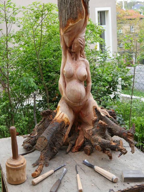 Прекрасное обнажённое женское тело в деревянной скульптуре