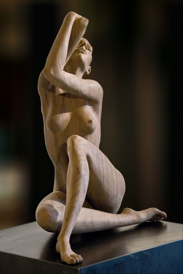 Прекрасное обнажённое женское тело в деревянной скульптуре
