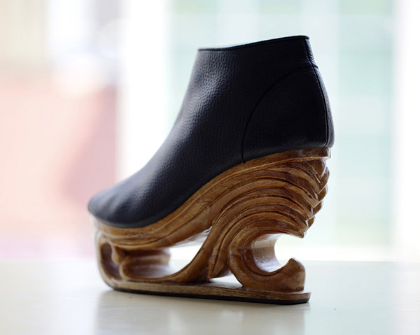 LanVy Nguyen – женская обувь на резной деревянной танкетке